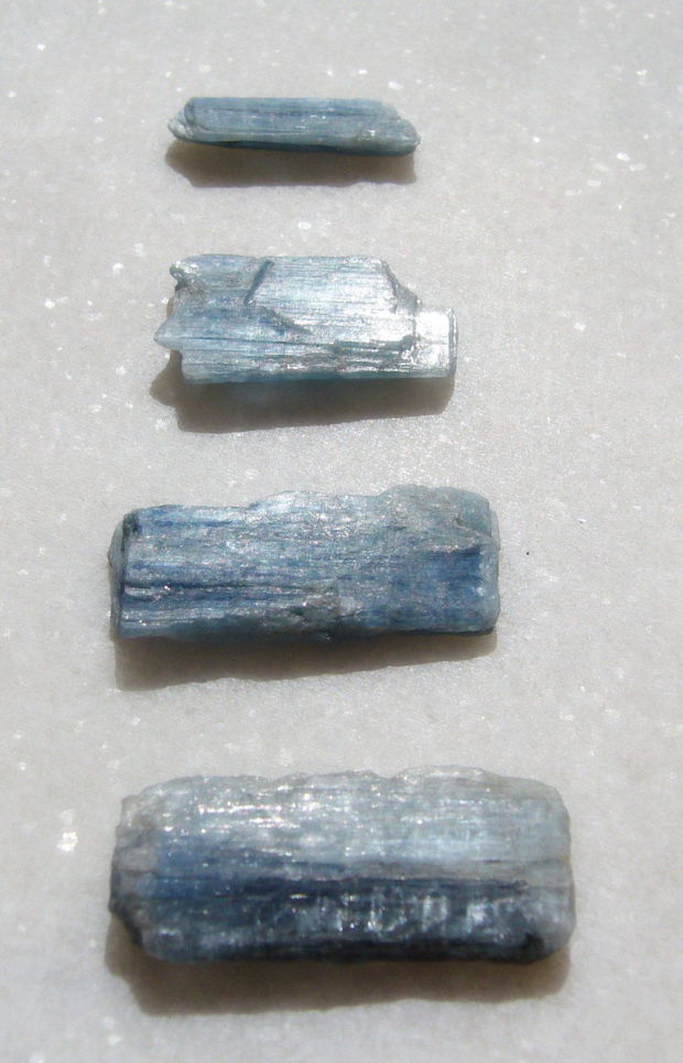Lot de Kianit albastru brut (4 bucati) aprox 4x8-16x24-30 mm