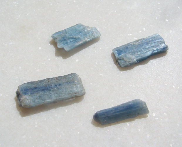 Lot de Kianit albastru brut (4 bucati) aprox 4x8-16x24-30 mm