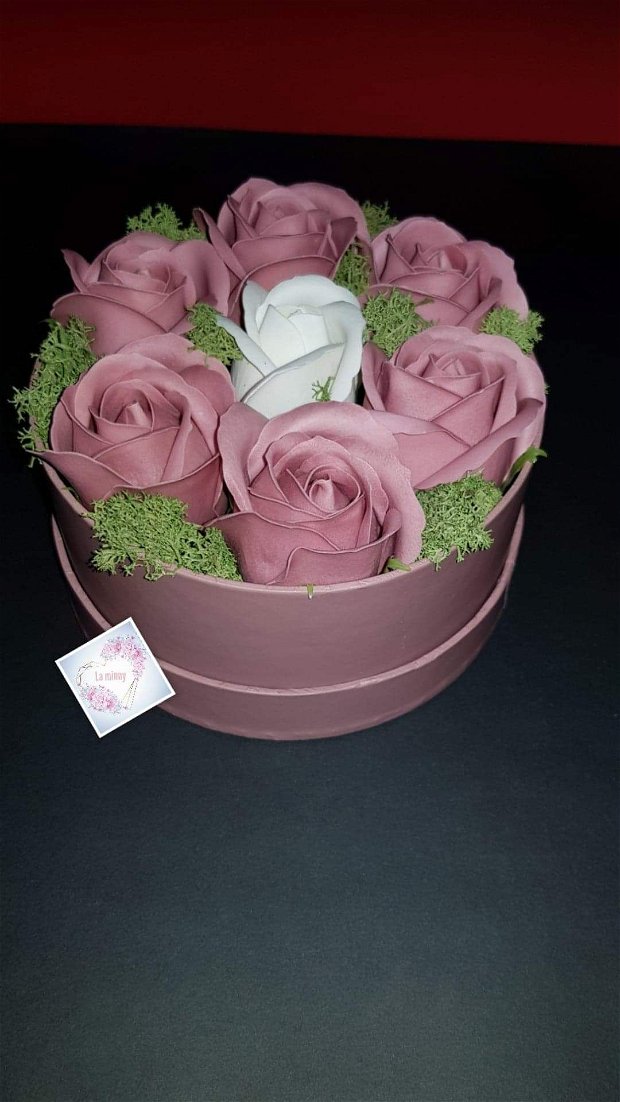 Cutie cu trandafiri de săpun