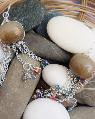 Cercei handmade din margele de rasina,cristale tip swarovski si lantisoare metalice argintate