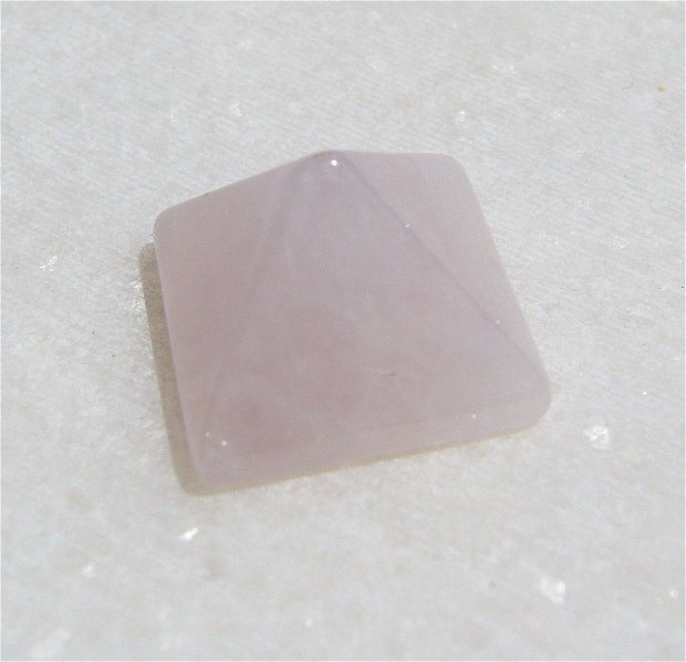 Piramida din cuart roz aprox 14x14x10.5 mm