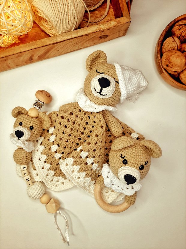 Set cadou personalizat bebeluși - ursuleț - Paturica atasament, jucarie pentru dentitie si lantisor pentru suzeta crosetat