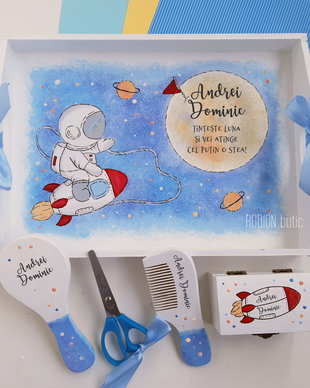 Tava taierea motului cosmonaut pictata manual personalizata