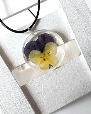 Colier cu pandantiv handmade cu panseluta naturala