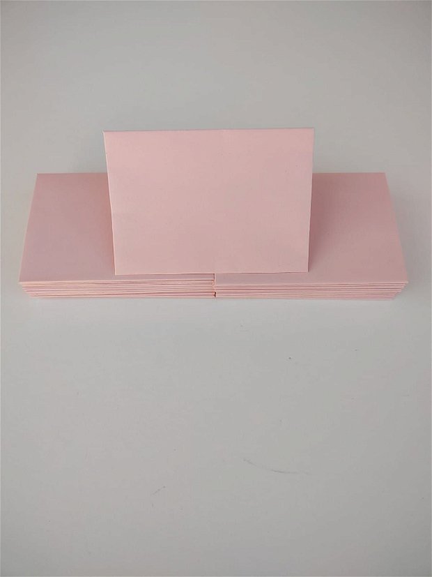 Plicuri roz din carton