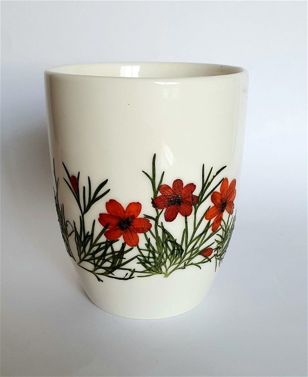 Cana de ceramica decorata cu flori presate