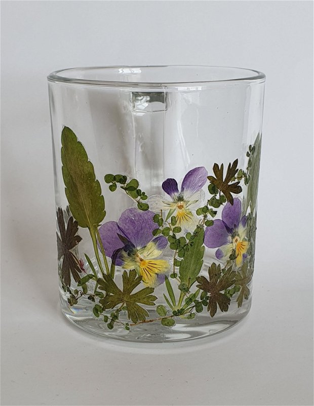 Cana  din sticla decorata cu flori presate
