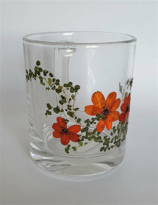 Cana  din sticla decorata cu flori presate