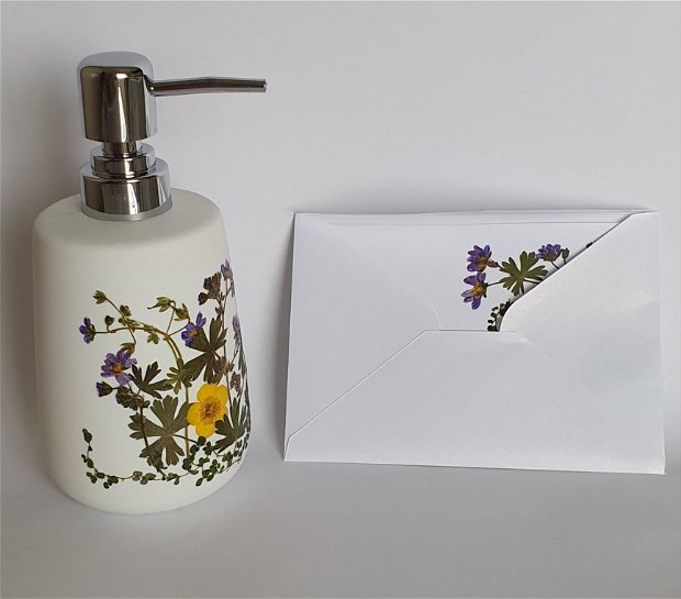 Dispenser pentru sapun lichid/ dezinfectant maini, decorat cu flori naturale presate