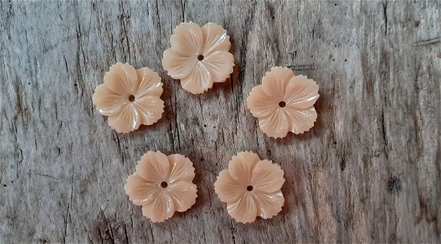 Floare gravata din pasta de coral, 20 mm
