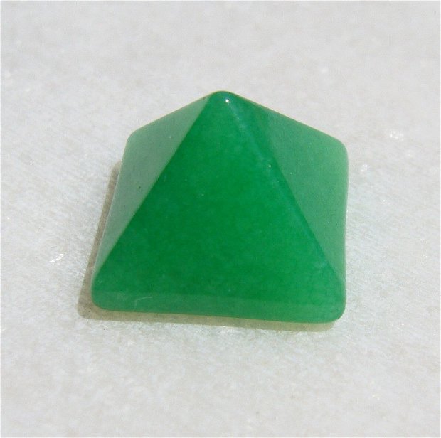 REZERVATA ... Piramida din jad verde aprox 14x14x10.5 mm