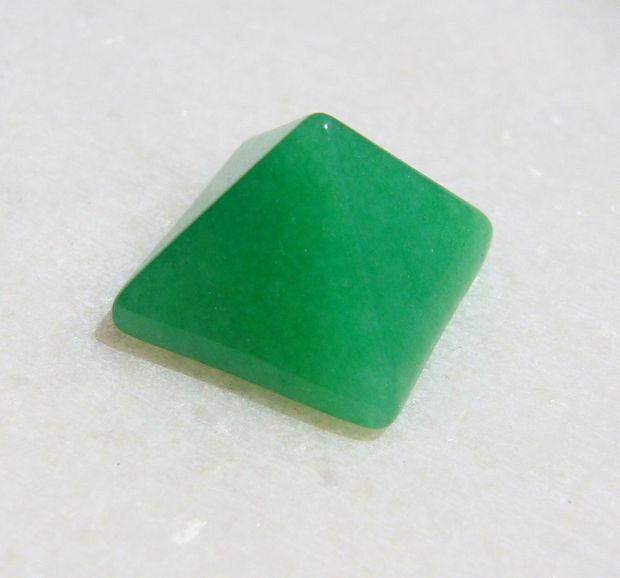 REZERVATA ... Piramida din jad verde aprox 14x14x10.5 mm