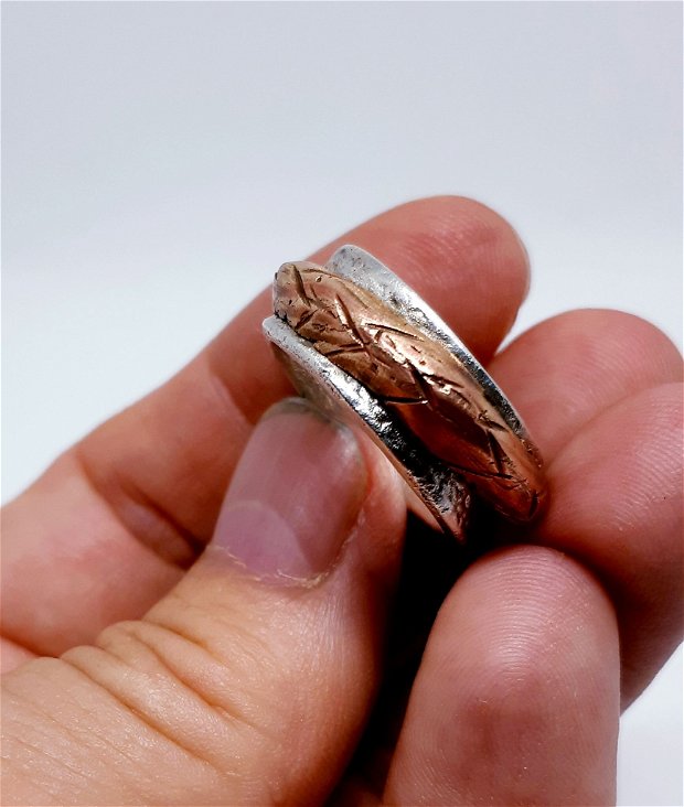 Inel unicat, tip spinner, din cupru si bronz, peste o banda texturata din argint fin