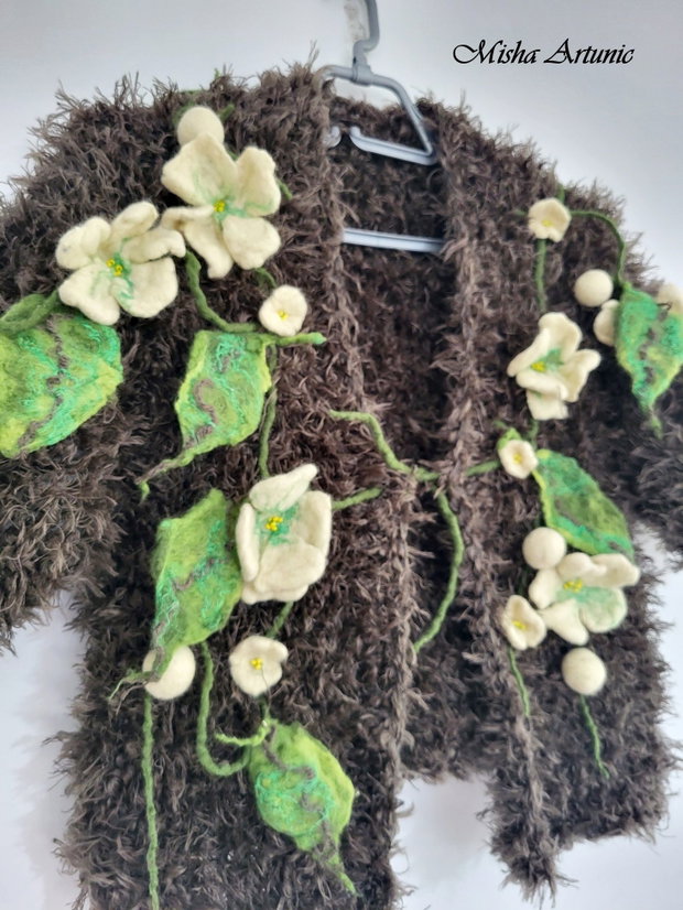 VANDUT Jacheta crosetata, pufoasa, cu floricele impaslite aplicate