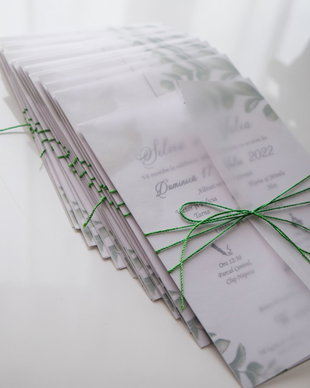 Invitație nuntă învelită cu hârtie de calc și șnur colorat - Greenery