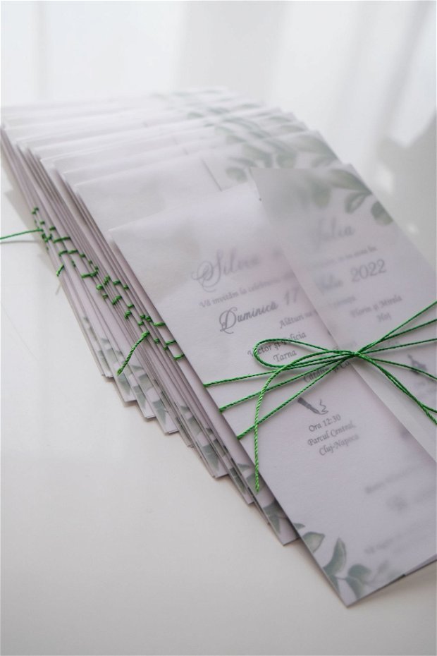 Invitație nuntă învelită cu hârtie de calc și șnur colorat - Greenery