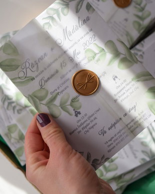 Invitație învelită cu hârtie de calc și sigiliu din ceară - Greenery