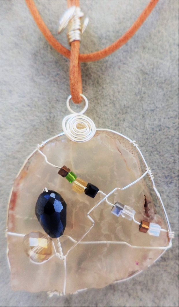 Colier handmade cu pandantiv din geoda de agat prins in sarma  si ornat cu cristale tip swarovski