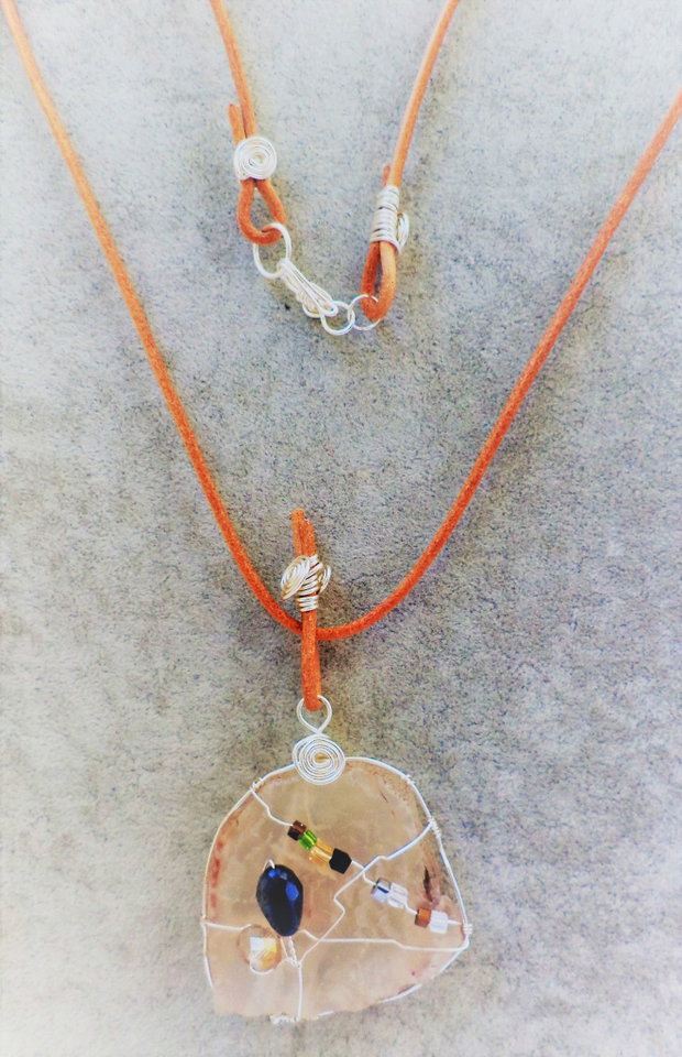 Colier handmade cu pandantiv din geoda de agat prins in sarma  si ornat cu cristale tip swarovski
