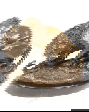 Leul si sarpele-statueta din bronz pe un soclu din marmura