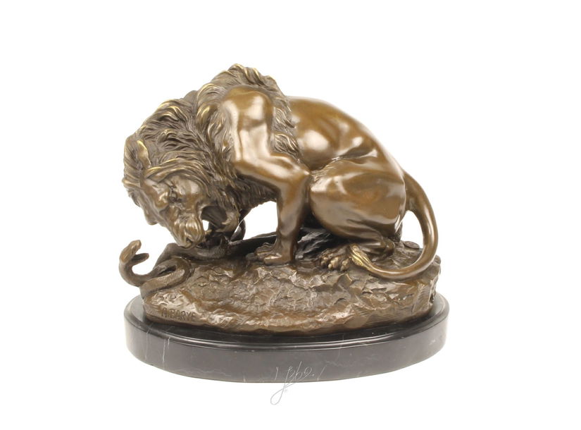 Leul si sarpele-statueta din bronz pe un soclu din marmura