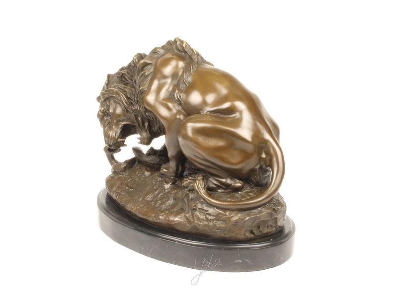 Leul si sarpele-statueta din bronz pe un soclu din marmura