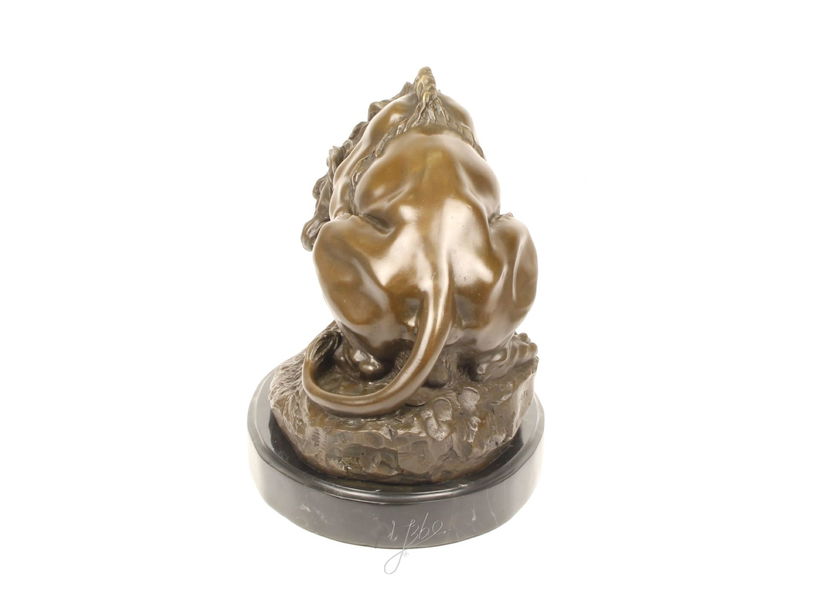 Leul si sarpele-statueta din bronz pe un soclu din marmura