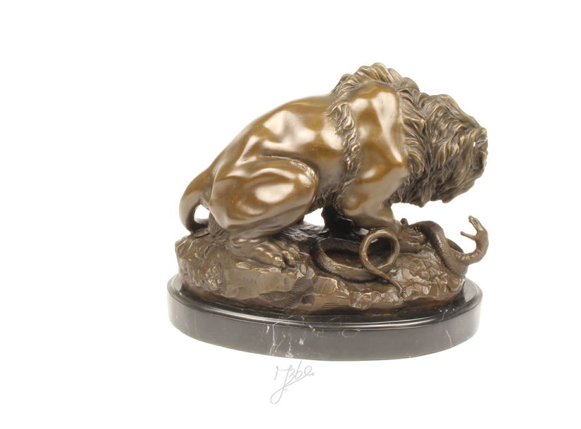 Leul si sarpele-statueta din bronz pe un soclu din marmura