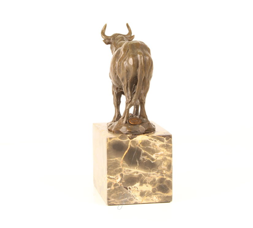 Bou-statueta din bronz pe un soclu de marmura