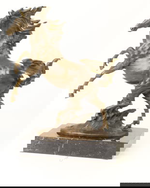 Cal- statueta din bronz pe un soclu din marmura