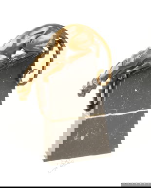 Pantera coborand-statueta din bronz pe un soclu din marmura