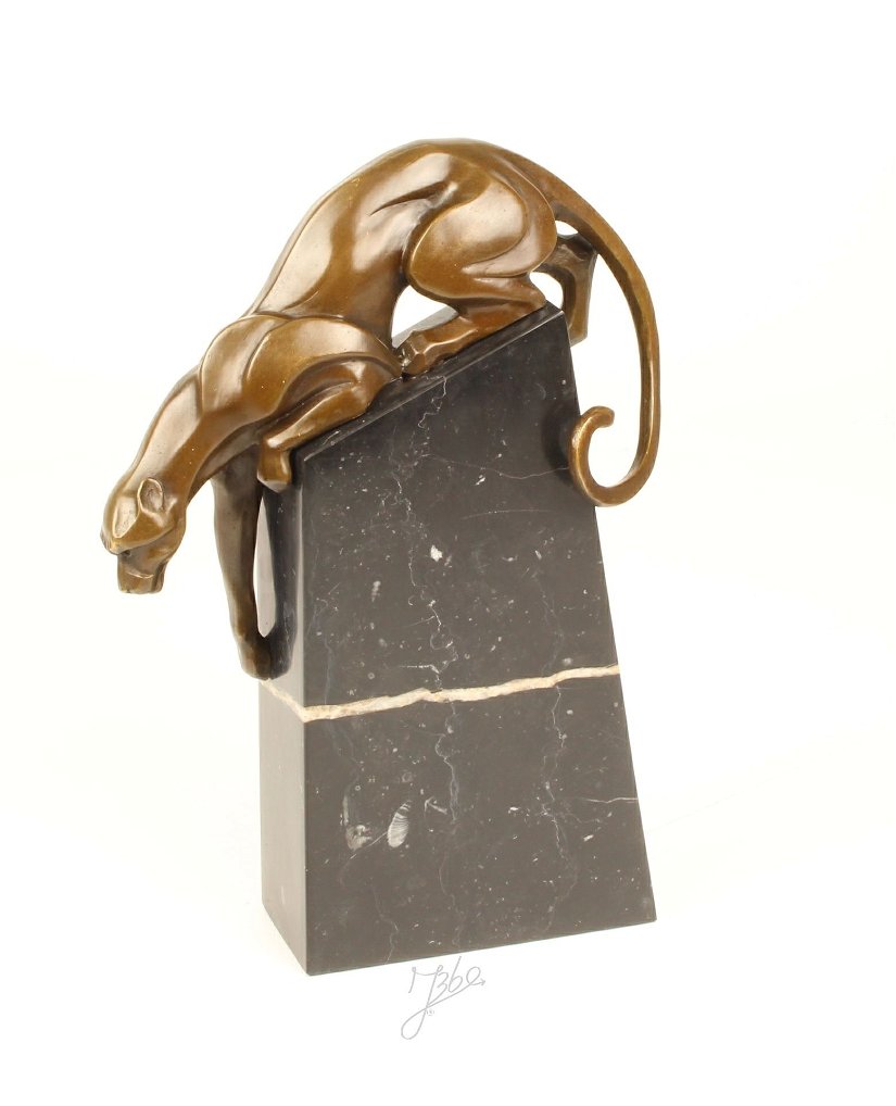 Pantera coborand-statueta din bronz pe un soclu din marmura