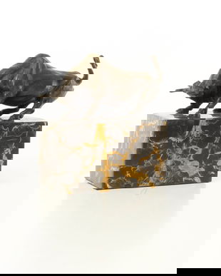 Taur-statueta din bronz pe un soclu din marmura