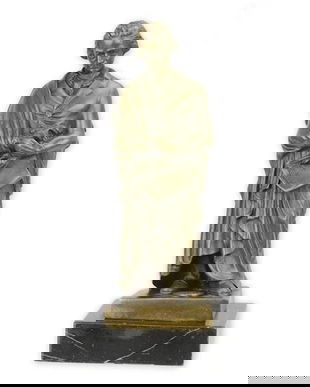 Beethoven-statueta din bronz pe un soclu din marmura