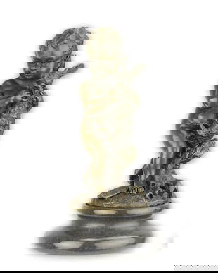 Baietel cu iepuras-statueta din bronz pe un soclu din marmura