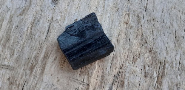 Turmalina neagra, bruta 21x19x8-9 mm