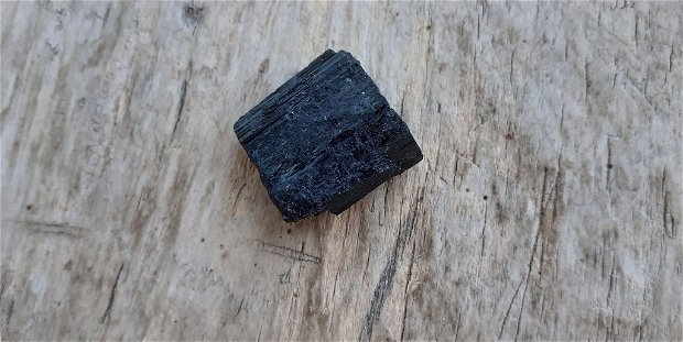 Turmalina neagra, bruta 21x19x8-9 mm