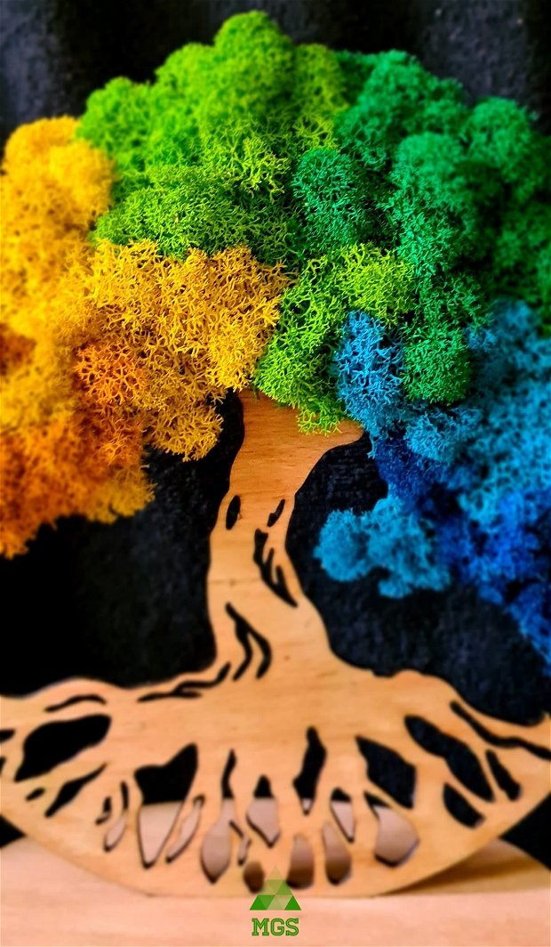 Pomul vietii decorat cu licheni