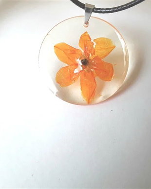Colier cu pandantiv din rasina si floare naturala orange