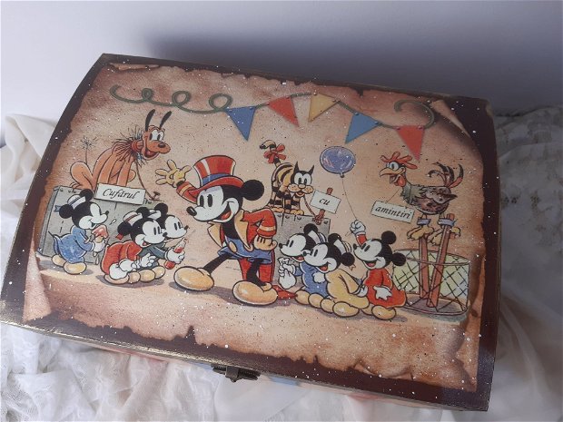 Cufar din lemn - tema Mickey vintage