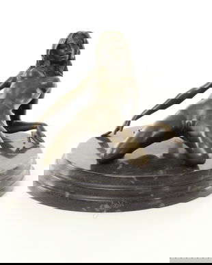 Femeie nud-statueta din bronz pe un soclu din marmura