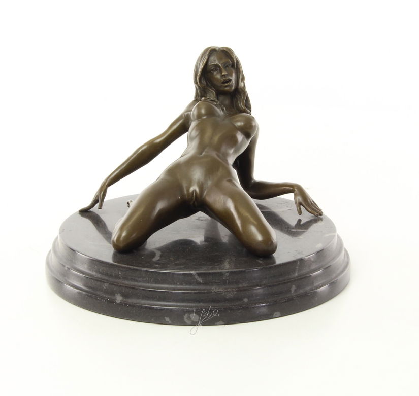 Femeie nud-statueta din bronz pe un soclu din marmura