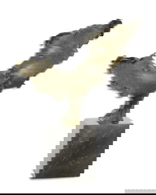 Sarutul-statueta din bronz pe un soclu din marmura