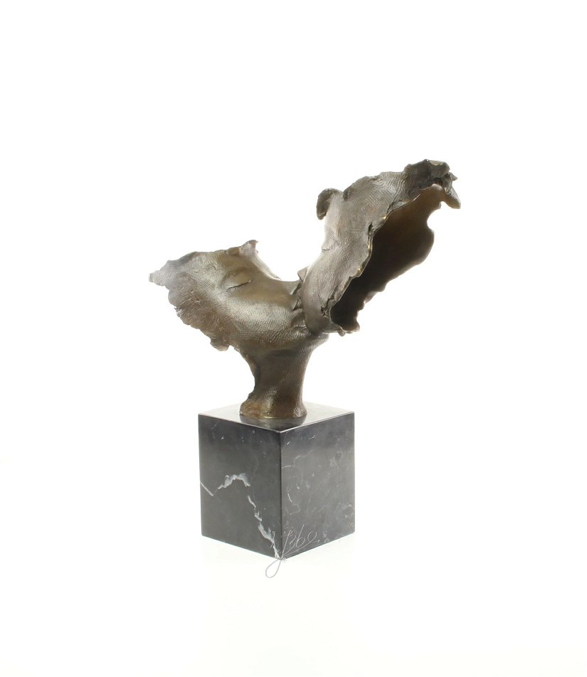 Sarutul-statueta din bronz pe un soclu din marmura