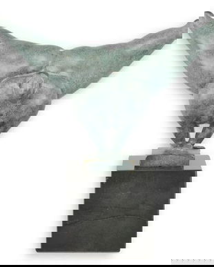 Gimnasta-statueta din bronz pe un soclu din marmura