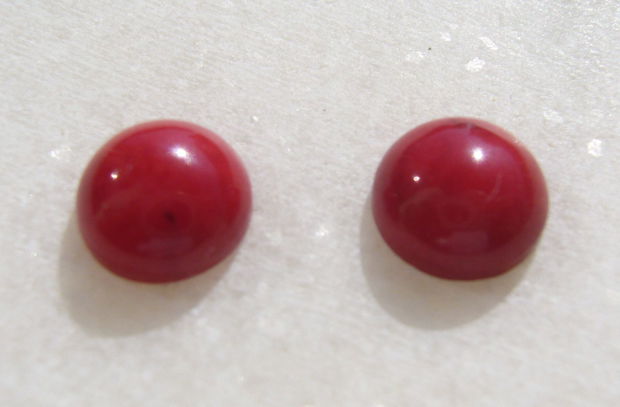 ( 2 bucati) Cabochon rosu din pasta de coral aprox 8x4 mm