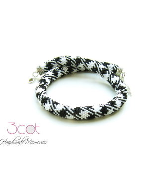 Colier handmade crosetat cu margele de nisip - Coco Chanel clasic