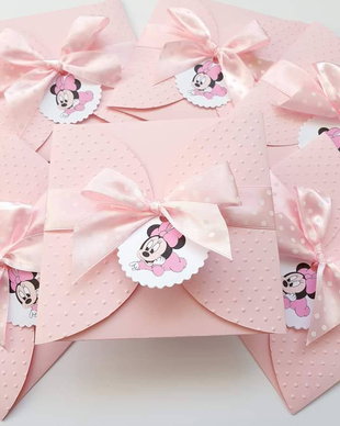 Invitatii botez fetita tip plic, cu fundita Minnie