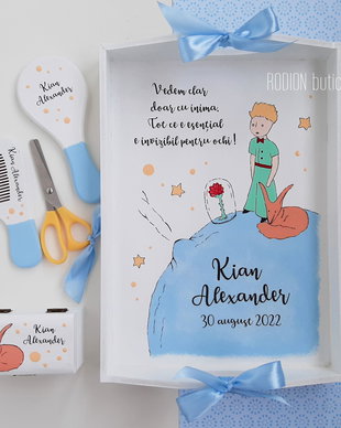 Tava taierea motului Micul Print pictata manual personalizata cu nume