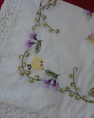 Napron cu broderie si dantela